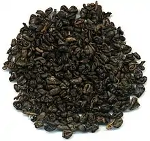Une pile de thé compressé sous forme de grains.