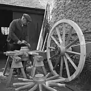 Roue dans un atelier de charron, Pays de Galles, 1964.