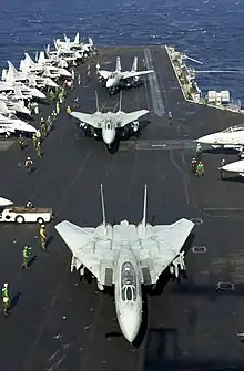 Photographie d'avions (Grumman F-14 Tomcat) sur le pont du porte-avion USS Enterprise.