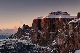 Piz Ciavazes à droite et Torri del Sella à gauche.