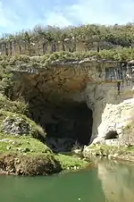 Grotte du Mas d'Azil traversée par l'Arize.