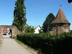 Tour d'enceinte (XIVe-XVIe siècle) ou tour Rousseau.