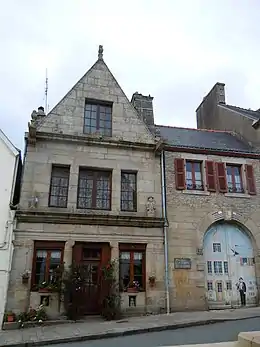 Ancien hôtel de la Croix blanche, dit relais de diligencesavec l'emprise de la parcelle et les deux corps de logis