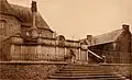 Guénin : le monument aux morts au pied du calvaire (carte postale, vers 1930).