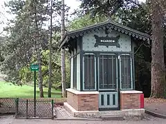 Guérite de garde dans le parc Montsouris.