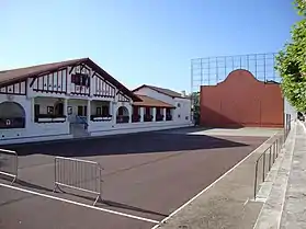 Mairie et fronton de Guéthary.