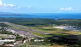 Vue aérienne d'ensemble de l'aéroport.