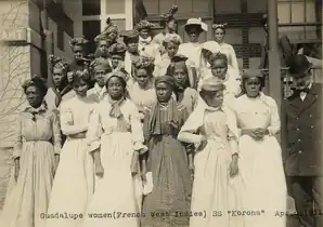 Guadeloupéennes recrutées comme servantes faisant escale à Ellis Island pour Montréal, 1911.