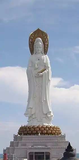 Guanyin en déesse marine de la Miséricorde, Sanya. Statue, H. 108 m. 2017