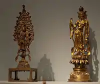 Deux figures du bodhisattva Avalokitesvara, légèrement féminisé ( Guanyin chinois). Vers 650. Bronze doré. San Francisco, The Asian Museum of Art