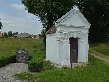 Petit mémorial de guerre et chapelle, D 187.