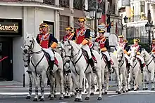 Guardias civiles espagnols en uniforme de gala et tricorne.