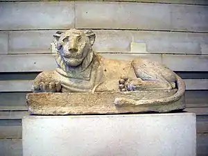 Lion couché qui gardait l'entrée d'une chapelle du Sérapéum de Saqqarah sous le règne de Nectanébo Ier, XXXe dynastie, aujourd'hui au Musée du Louvre aux antiquités Egyptiennes, ref. N 432C.