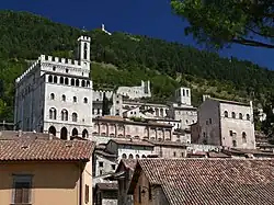 Le palais vu du bas du versant du mont Ingino.