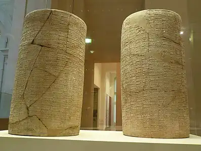 Cylindres d'argile portant une inscription commémorant la restauration du temple du dieu Ningirsu, par le roi Gudea de Lagash. XXIIe siècle av. J.-C., musée du Louvre.