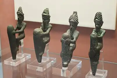 Quatre clous de fondation en alliage cuivreux commémorant la construction du temple de Ningirsu par Gudea, British Museum.