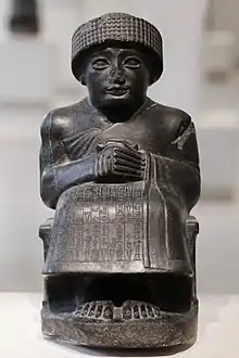 Statuette du roi Gudea assis musée du Louvre.