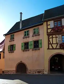 Ferme de vigneronancien salon avec décor en papier peint