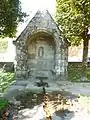 Guerlesquin : la fontaine Saint-Ener (reconstituée dans le jardin du Champ-de-Bataille).