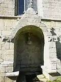 Guerlesquin : la fontaine au pied de la chapelle Saint-Trémeur