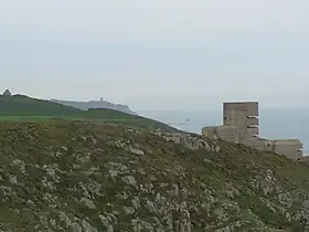 Vue du mont Hérault et de sa maison de guet à son sommet, à gauche, et d'un blockhaus allemand sur la ligne de crête, à droite.