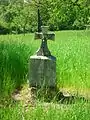 Le calvaire Perrin 1892 en bordure de la route dans la côte.