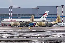 Deux C-130H des FRA et un B767-343ER/BCF de Royal Air Maroc à l'aéroport international de Vnoukovo à Moscou en mars 2016.