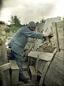 Guetteur au poste de l'écluse 26. Militaire français en observation. Eglingen (Haut-Rhin, France, 23 juin 1917.