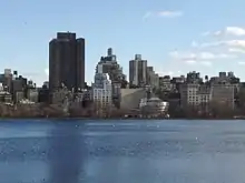 Photographie prise depuis Central Park. Au milieu des gratte-ciel se trouve le musée Guggenheim.