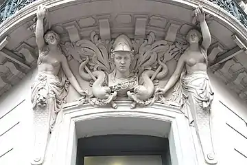 Paire de cariatides et mascaron d'Athéna, Toulon, façade du 46, boulevard de Strasbourg.