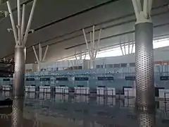 Guichets au niveau départ de l'aéroport.