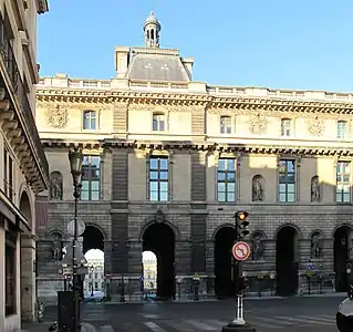 Façade sur la rue de Rivoli.