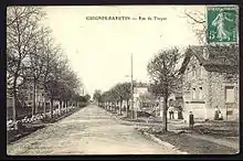 Rue de Troyes à Guignes en travaux avec les rails du tramway la traversant, au début du XXe siècle.