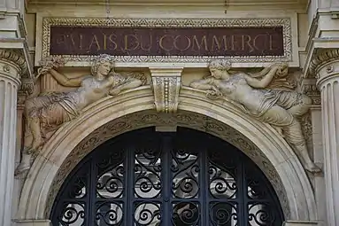 Figures allégoriques, fronton, Lyon, palais de la Bourse, façade nord.