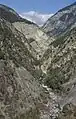 Les gorges du Guil traversent des roches volcaniques rouges, des rhyolites permiennes.