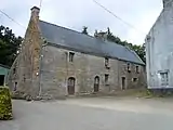 Ferme et ancienne maison de prêtre situées dans le village de Saint-Coal.