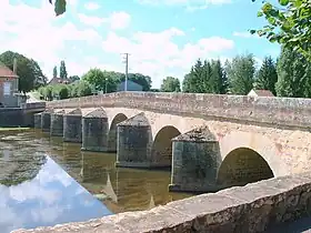 Vue du pont et du Serein en aval.