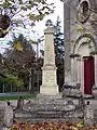 Le monument aux morts près de l'église.