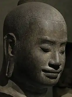 Tête présumée du roi Jayavarman VII. Ta Prohm (?) (Angkor). Style du Bayon, fin XIIe-déb. XIIIe s.Grès. H. 42 cm. Musée Guimet