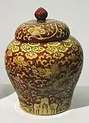 Porcelaine Jingdezhen rouge et jaune wucai. Dragon et nuages. Règne Jiajing.H. 14 cm. Musée Guimet