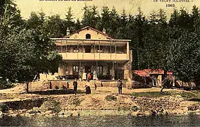 Chalet-restaurant sur les rives du lac.