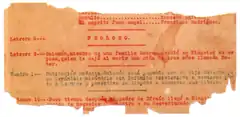 Morceau de papier déchiré avec un texte écrit à la machine à écrire en rouge ou en noir selon les lignes
