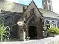 Guipavas : église paroissiale, porche de l'église Saint-Pierre-et-Saint-Paul.