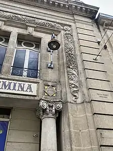 Guirlande au dessus de la loggia en façade du Théâtre du Fémina, Rue de Grassi.