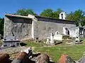 L'église entourée du cimetière