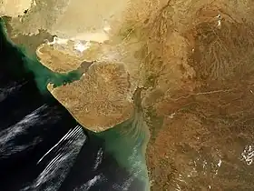 Image satellite de la péninsule du Kâthiâwar bordée à l'est par le golfe de Cambay.