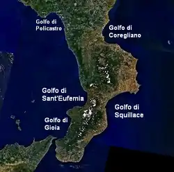 Image satellite légendée des golfes de Calabre, avec le golfe de Squillace à l'est.