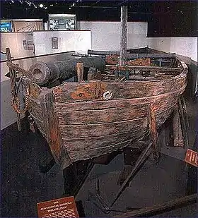 Photographie couleur d'une embarcation avec un canon à sa proue.