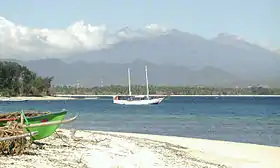 Plage sur Gili Air, avec le volcan Rinjani en arrière-plan