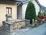 Une fontaine et lavoir en pierre de schiste